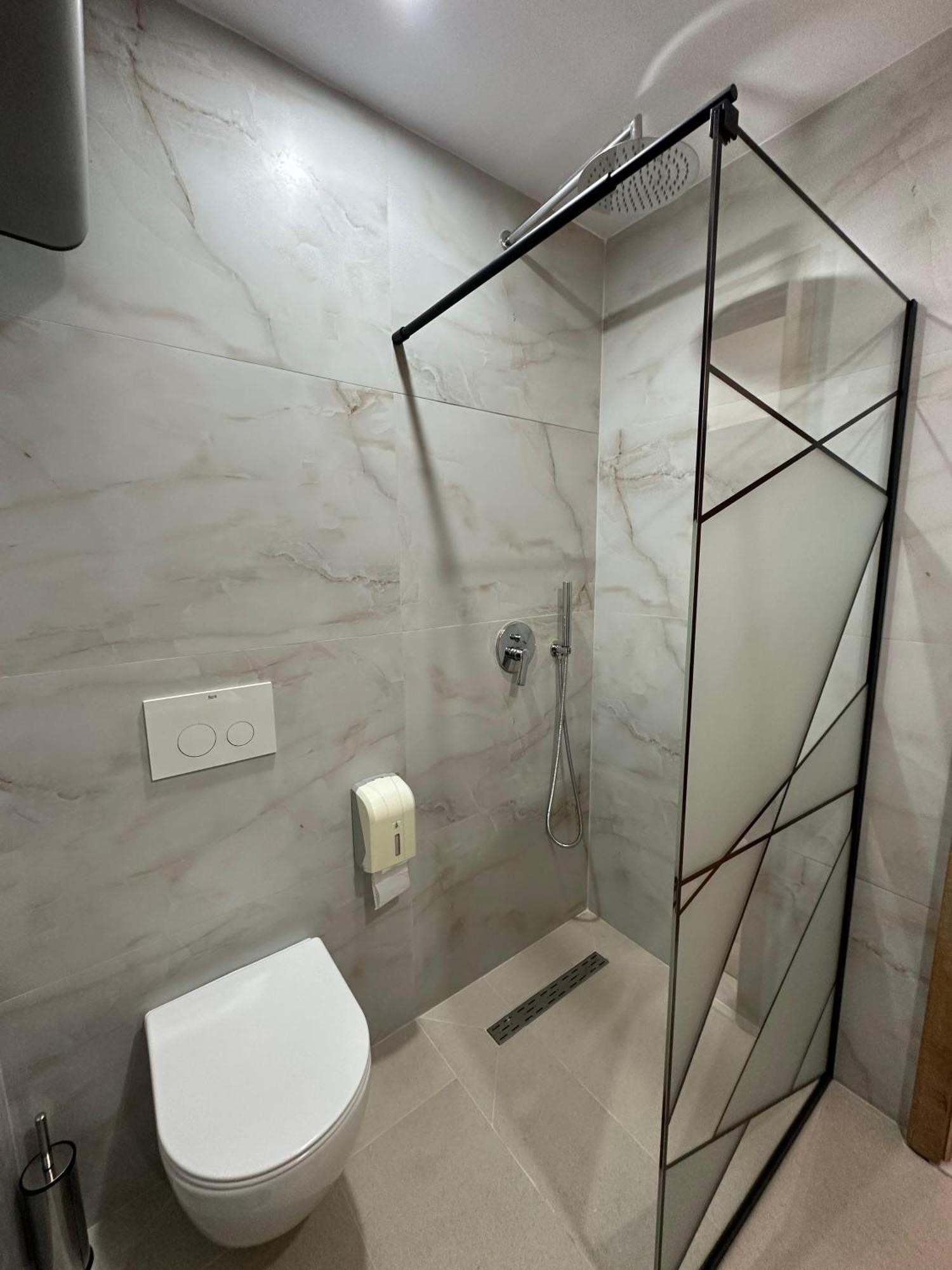 Hotel Arberia Тирана Екстер'єр фото