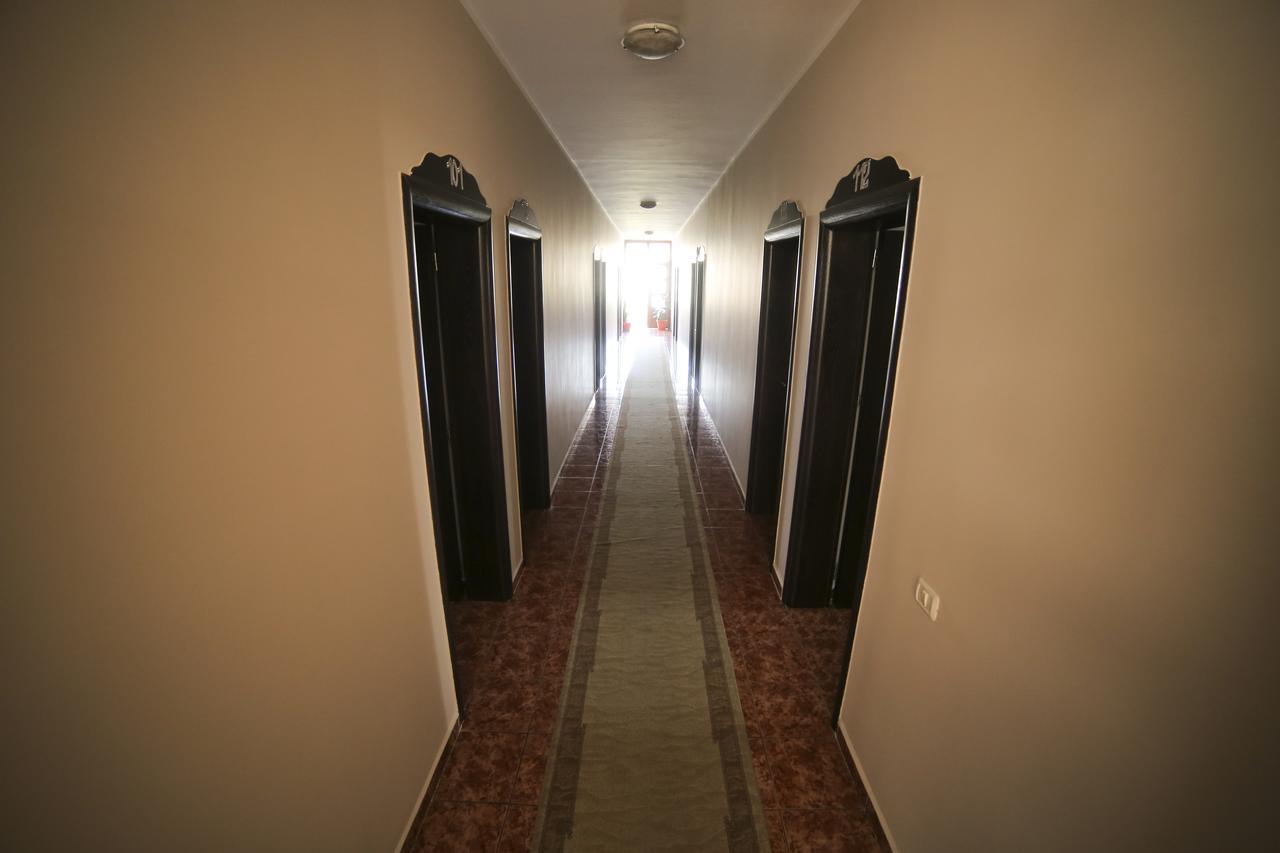 Hotel Arberia Тирана Екстер'єр фото